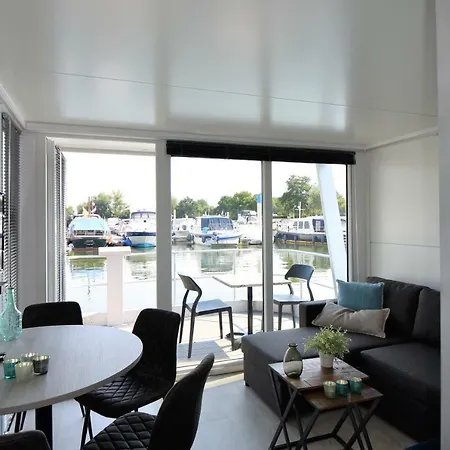 Cosy Floating Boatlodge Athene Lodge