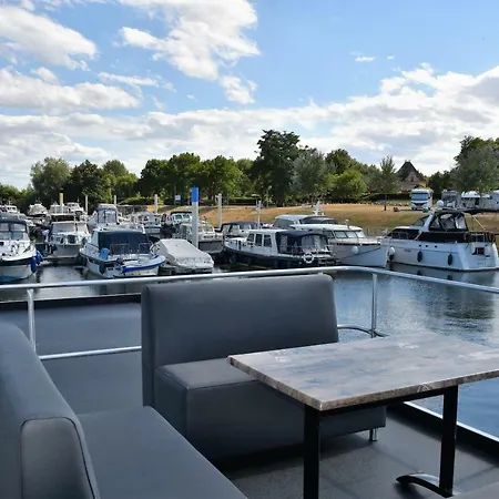 אכסניה Cosy Floating Boatlodge Athene