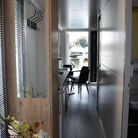 Cosy Floating Boatlodge Athene * Maastricht