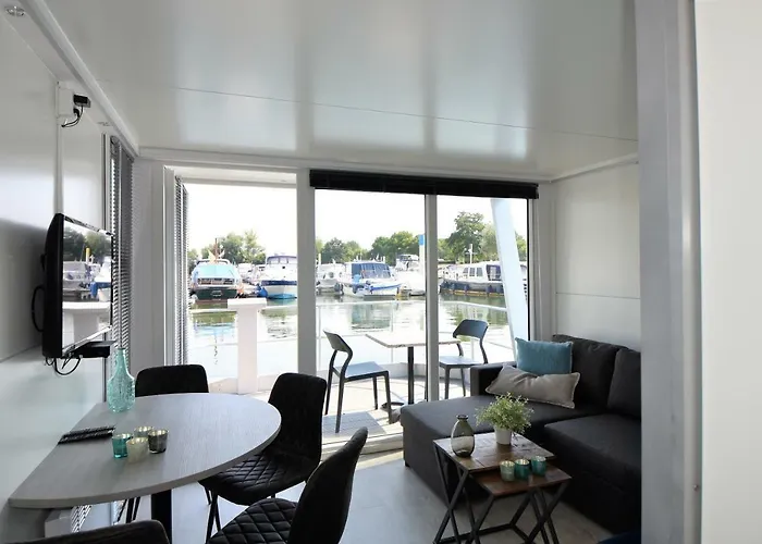 Cosy Floating Boatlodge Athene Lodge