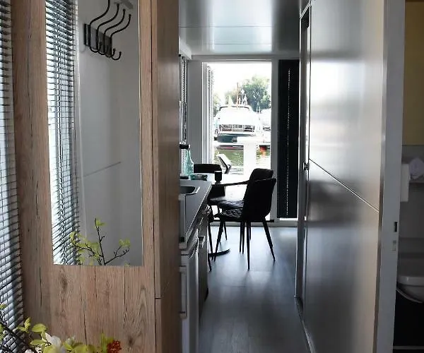 Cosy Floating Boatlodge Athene * Maastricht